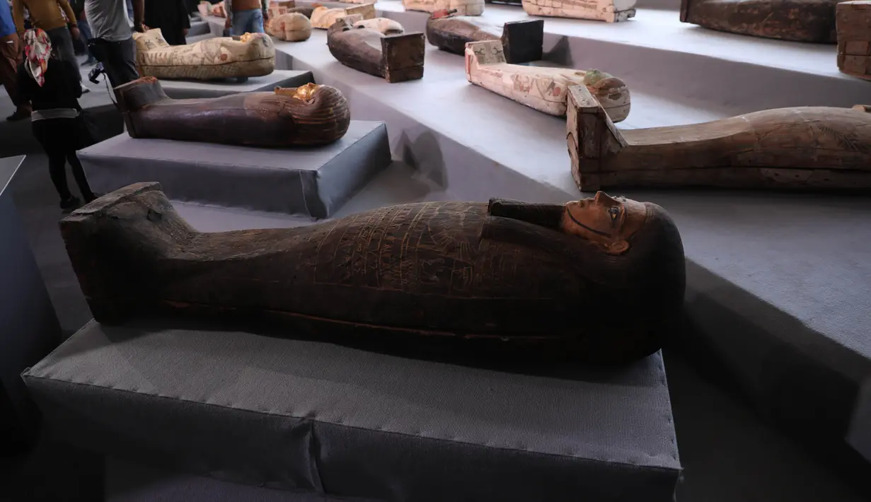 Sejumlah peti mati kayu kuno berwana-warni terlihat di situs penemuannya di Provinsi Giza, Mesir, pada 14 November 2020. Kementerian Pariwisata dan Kepurbakalaan Mesir pada Sabtu (14/11) memamerkan 100 peti mati kuno yang baru ditemukan di Provinsi Giza dekat ibu kota Kairo. (Xinhua/Ahmed Gomaa)