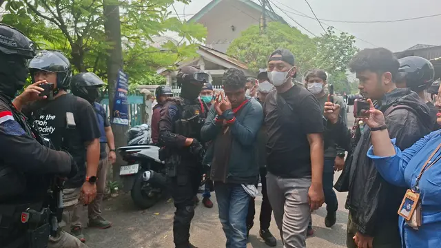 Polisi menggerebak kampung Ambon pada Kamis 15 Oktober 2026