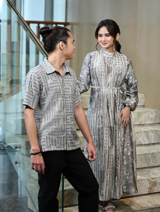 Kenakan baju couple dengan warna netral, seperti light grey yang lembut. [@geulis.id]