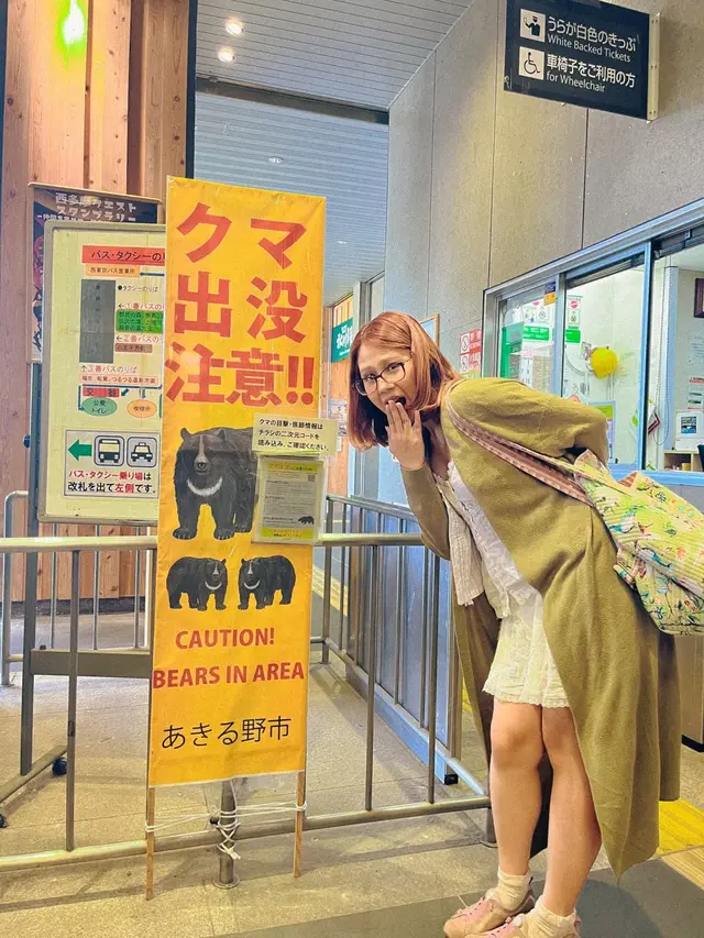 Dreamy Honeymoon di Negeri Sakura, 6 Potret Gaya Vintage Puitis Nadin Amizah di Jepang