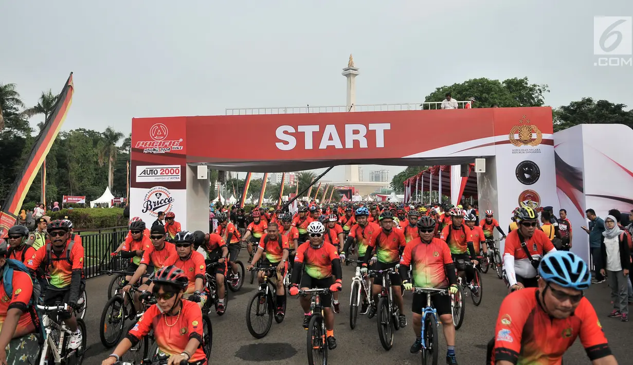 Peserta mengikuti Gowes Bersama Indonesia Damai #iRide4Peace di Silang Monas, Minggu (4/11). Acara ini dimeriahkan jajaran Polri, TNI, KPU, Bawaslu, komunitas sepeda, serta atlet sepeda nasional juga masyarakat umum. (Merdeka.com/ Iqbal S. Nugroho)
