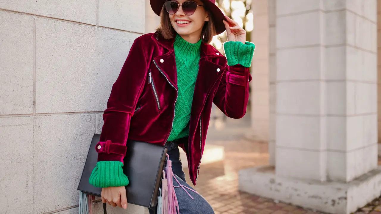 mix and match outfit maroon (ilustrasi by:  Freepik/marymarkevich)
