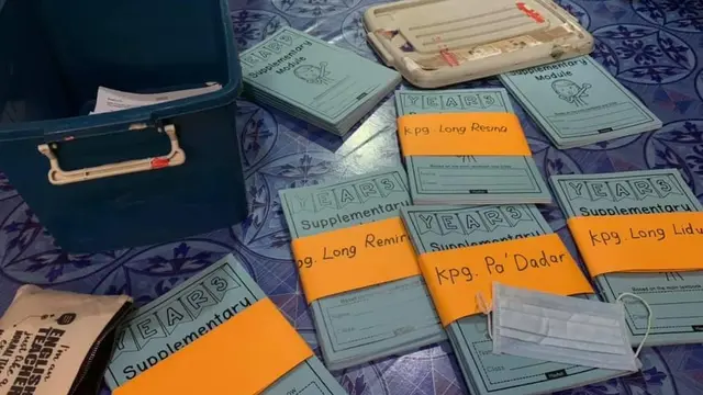 Kisah Guru yang Antar Bahan Belajar untuk Muridnya di Pedesaan Ini Bikin Haru