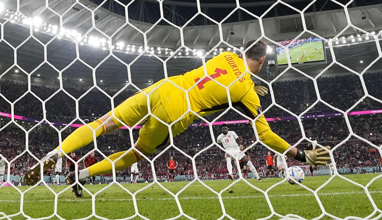 Courtois tercatat mampu membuat tiga penyelamatan penting pada laga tersebut. Ia juga sukses menggagalkan tendangan penalti Alphonso Davies setelah wasit menunjuk titik putih karena Yannick Carrasco melakukan handball. Pria 30 tahun itu pun terpilih sebagai Man of The Match untuk kemengan 1-0 Belgia. (AP/Martin Meissner)