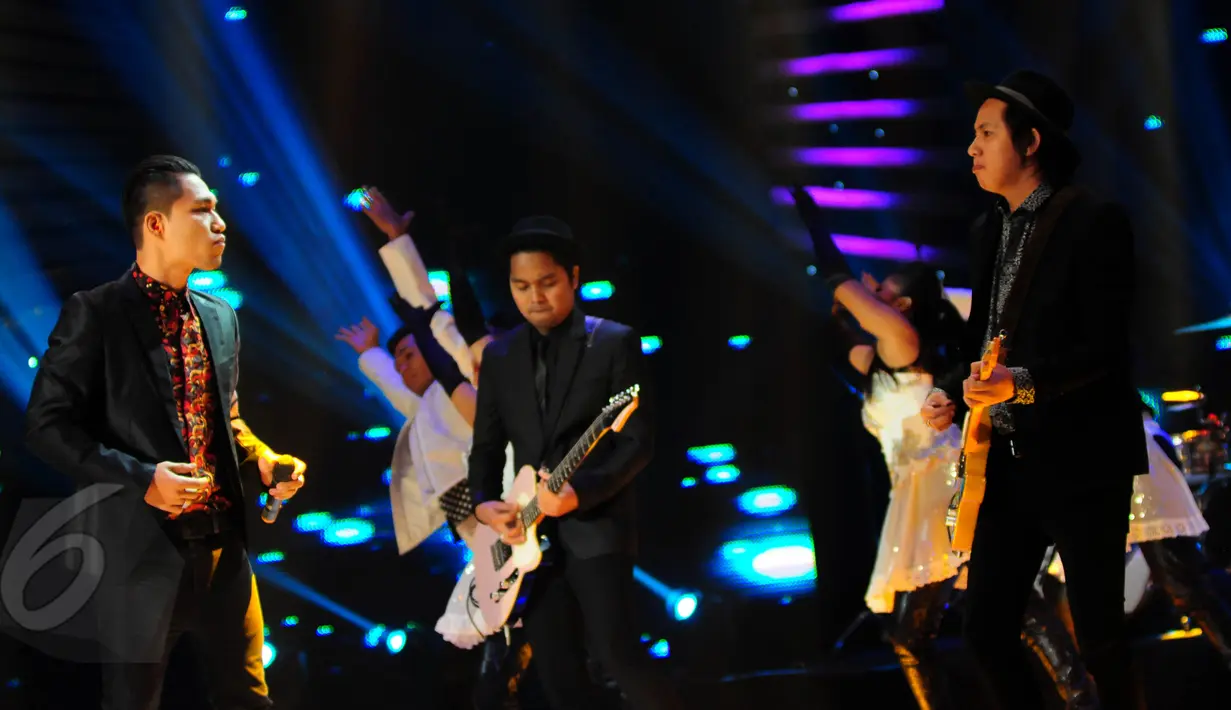 Armada ikut ambil bagian di Konser "Tribute to Rinto Harahap", Studio Emtek, Jakarta, Senin (8/6/2015). Sejumlah musisi membawakan lagu ciptaan  Rinto Harahap dengan ciri khas masing-masing. (Liputan6.com/Faisal R Syam)