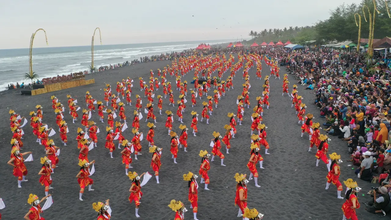 Ratusan Penari TopengMeriahkan festival Segoro Topeng Kaliwungu Lumajang (Istimewa)