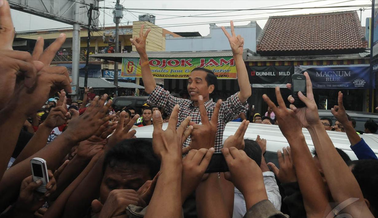  Dengan pengawalan yang tidak terlalu ketat, Jokowi perlahan masuk ke dalam lautan pendukungnya dan berjalan ke arah pasar, Pekalongan, Kamis (19/6/2014) (Liputan6.com/Herman Zakharia)