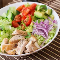 Ilustrasi salad ayam dengan alpukat. (Foto: Freepik)