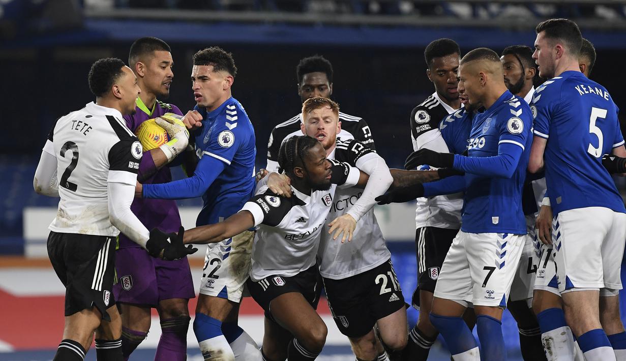 Para pemain Everton dan Fulham terlibat pertikaian dalam laga lanjutan Liga Inggris 2020/21 pekan ke-24 di Goodison Park, Liverpool, Minggu (14/2/2021). Everton kalah 0-2 dari Fulham. (AP/Michael Regan/Pool)