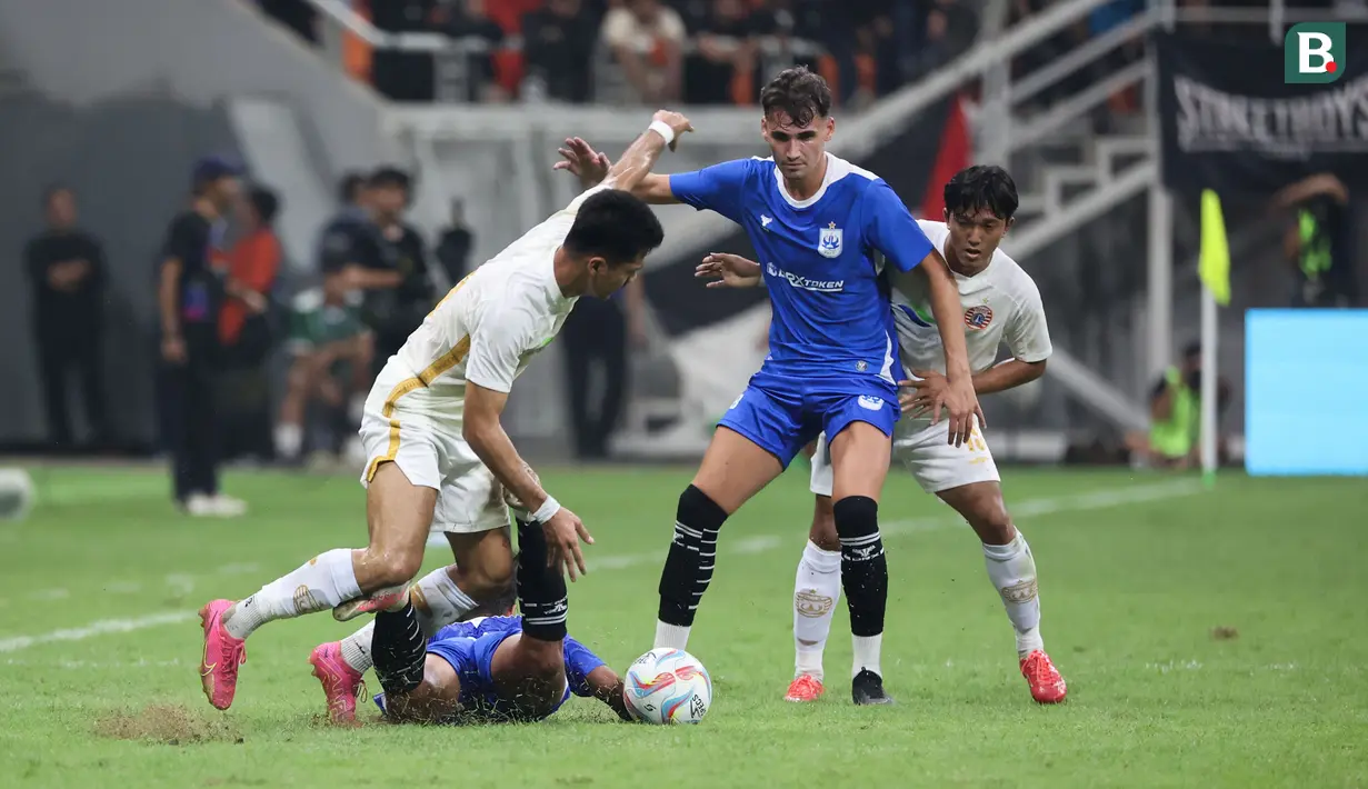 <p>Pemain PSIS Semarang, Deri Cofre (kedua kanan) berebut bola dengan pemain Persija Jakarta, Aji Kusuma pada laga turnamen mini RCTI Premium Sports di Jakarta International Stadium (JIS), Jakarta, Kamis (30/5/2024). (Bola.com/Abdul Aziz)</p>