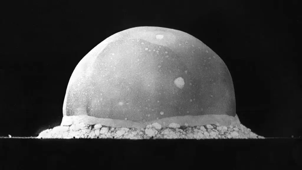 Ledakan bom atom Trinity (Public Domain)