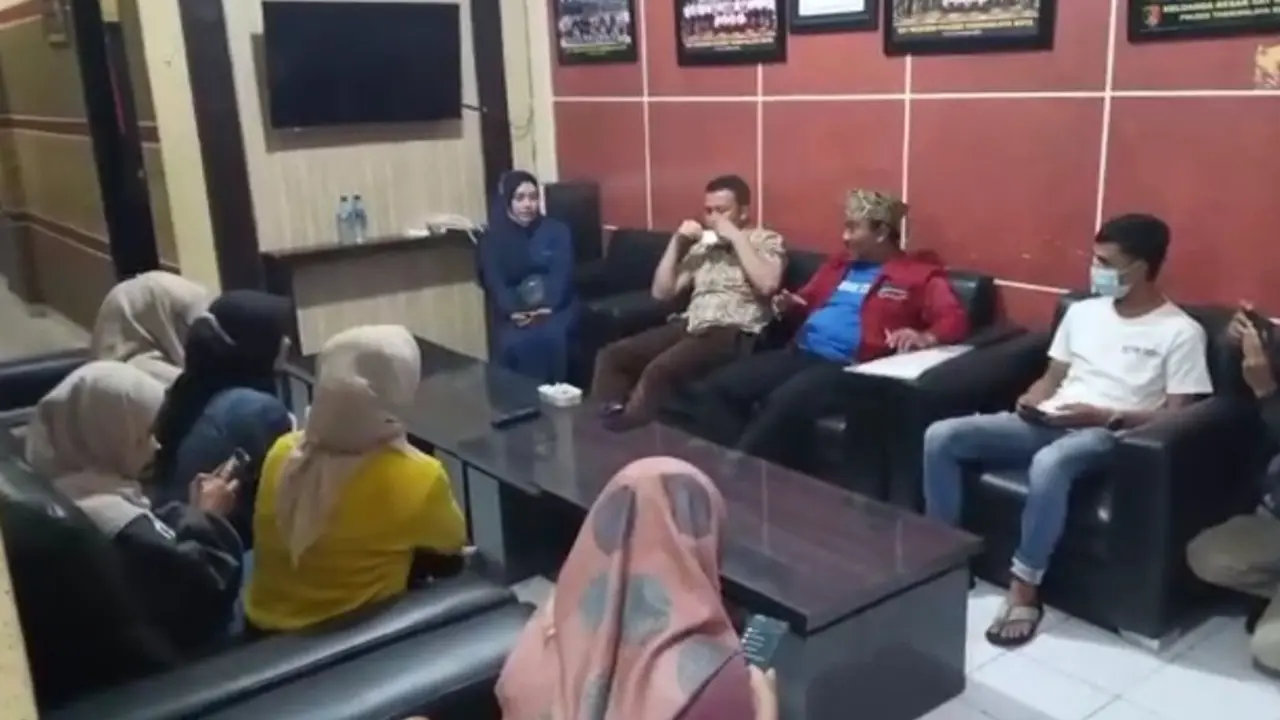 Beberapa perwakilan para korban investasi bodong di Tasikmalaya, Jawa Barat, tengah melaporkan di Mapolresta Tasikmalaya.