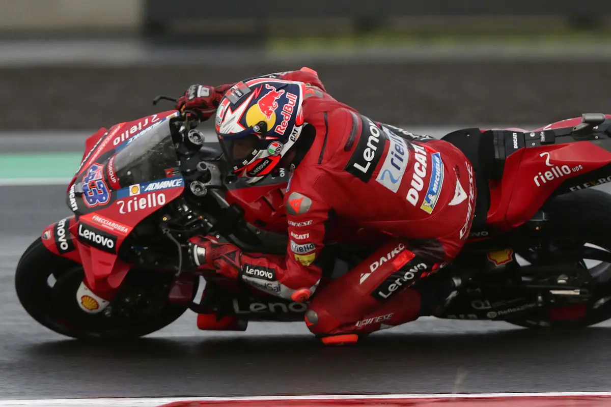FOTO: Aksi Pembalap MotoGP Libas Lintasan Basah Pertamina Mandalika International Street Sirkuit