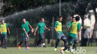 Para pemain Timnas U-22 tengah berlatih di Lapangan Sekolah Pelita Harapan, Karawaci, Jumat (17/3/2017). Timnas U-22 mempersiapkan diri melawan Myanmar pada laga persahabatan 21 Maret 2017. (Bola.com/Nicklas Hanoatubun)