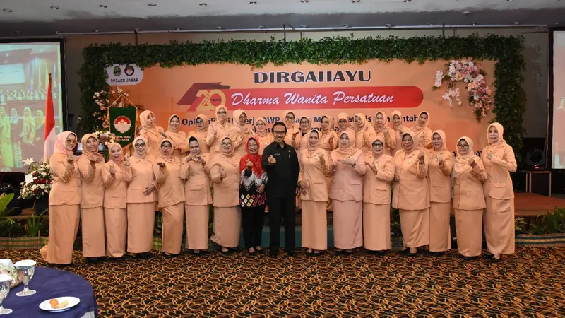 Daud Achmad bersama Dharma Wanita Persatuan (DWP)