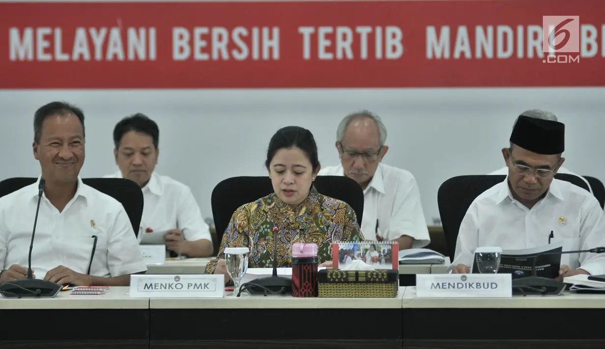 Menko PMK Puan Maharani didampingi Mensos Agus Gumiwang, Mendikbud Muhadjir Effendy, saat memimpin rapat tentang Percepatan Pemulihan Pasca Gempa Bumi NTB di Kantor Kemenko PMK, Jakarta, Senin (12/11). (Merdeka.com/ Iqbal S. Nugroho)