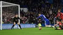 Gelandang Chelsea, Eden Hazard terjatuh saat dilanggar bek Bournemouth, Simon Francis pada pertandingan Liga Inggris di Stamford Bridge, London, (26/12). Chelsea menang atas Bournemouth dengan skro 3-0. (Reuters/Tony O'Brien)