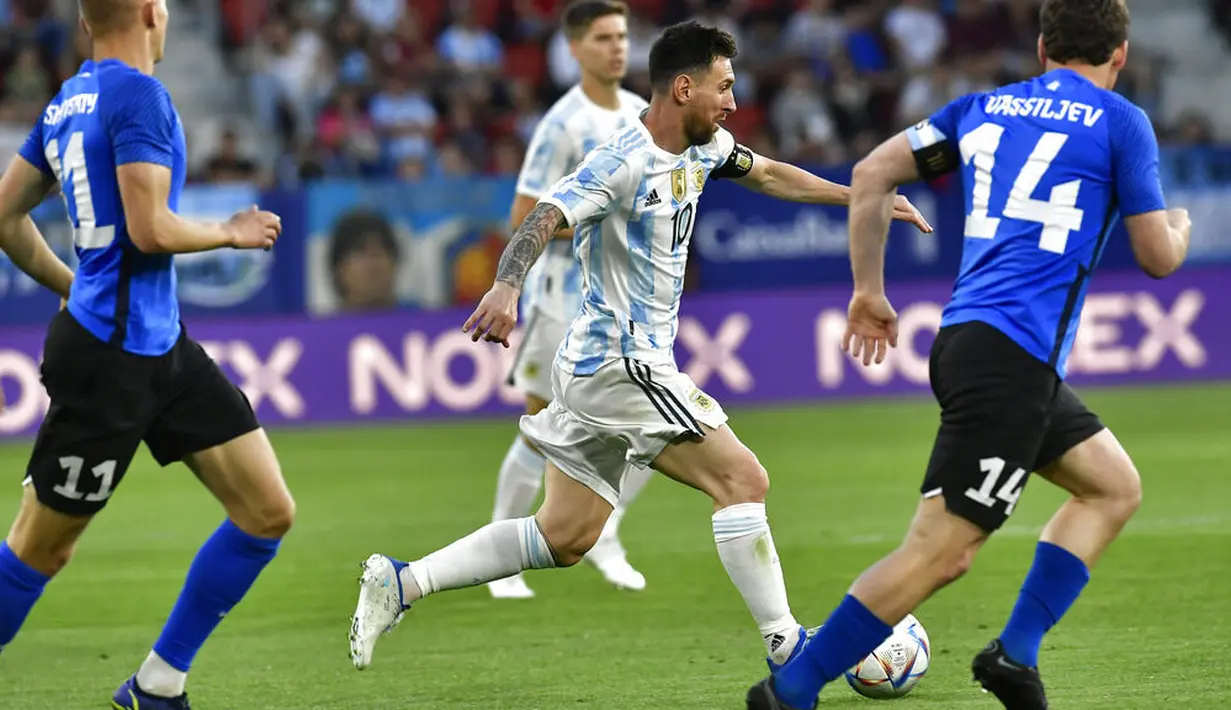Lionel Messi tidak pernah lelah mencetak rekor demi rekor fantastis. Kali ini La Pulga tercatat sebagai pemain pertama yang mencetak lima gol dalam satu pertandingan internasional senior dan Liga Champions sekaligus. (AP/Alvaro Barrientos)