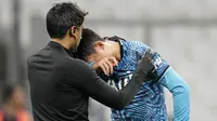 Pemain Tottenham Hotspur, Son Heung-min mengalami cedera saat Tottenham Hotspur menang 2-1 atas Marseille di laga matchday terakhir Liga Champions, Rabu (2/11/2022). (AP/Daniel Cole)