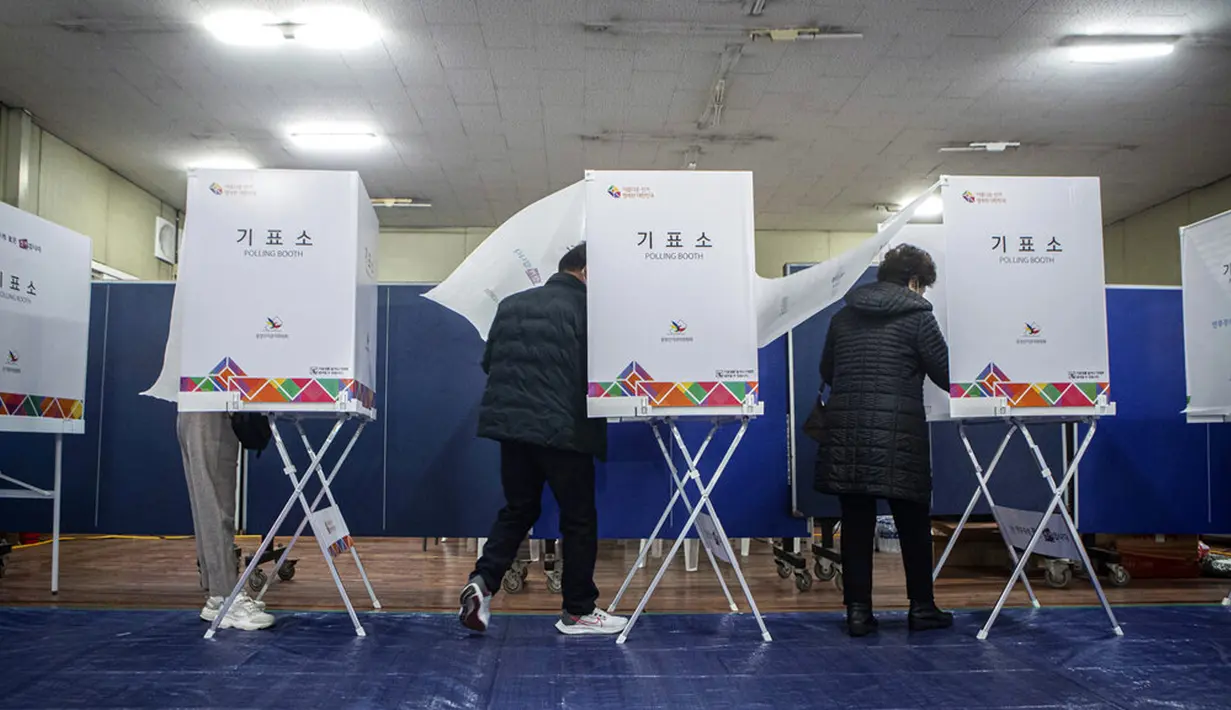 Warga memberikan suara pada pemilihan presiden di TPS lokal di Paju, Korea Selatan, Rabu (9/3/2022). Korea Selatan mulai pemilihan presiden dengan mempertarungkan Lee Jae-myung yang berhaluan liberal dan Yoon Suk-yeol dari kubu konservatif. (Lim Byung-shick/Yonhap via AP)