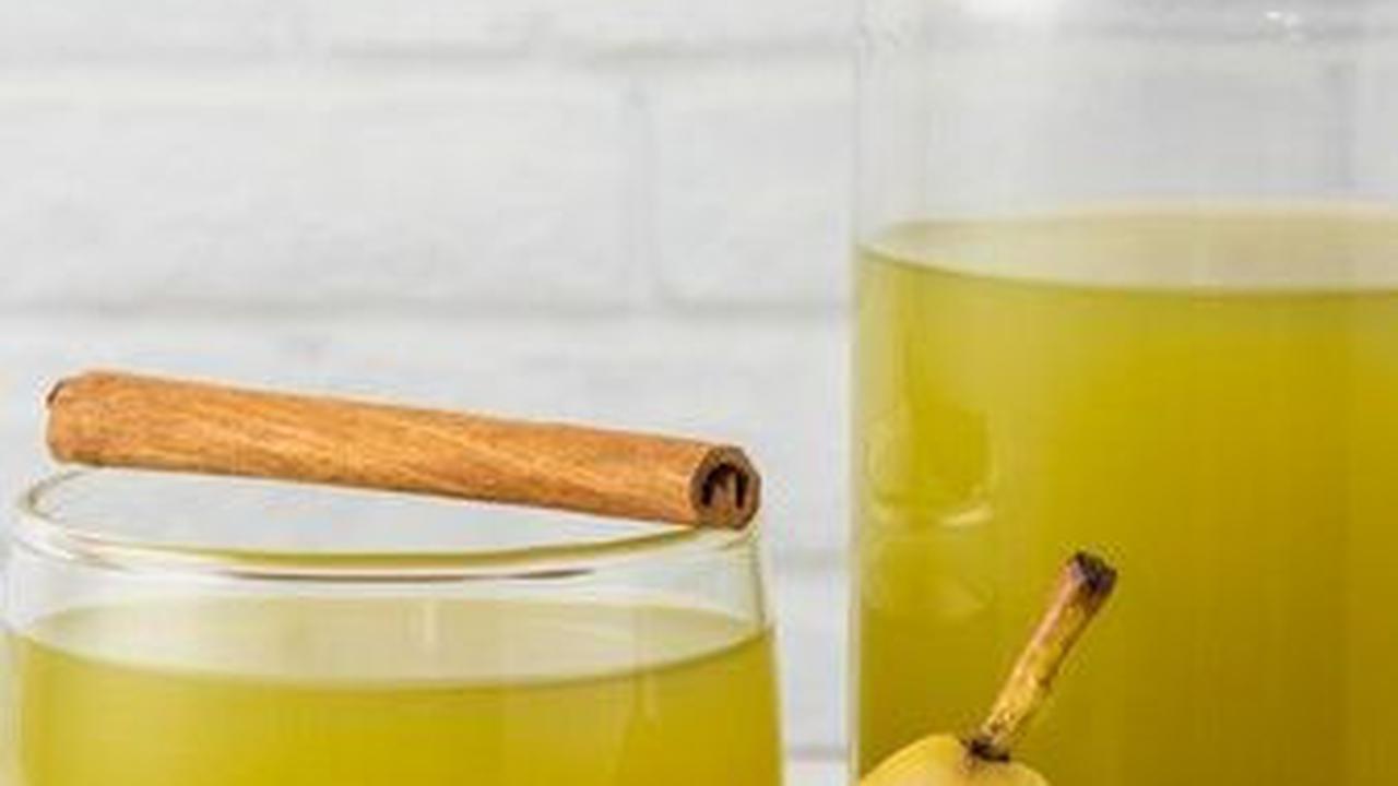 Potong-potong 1 buah pir, ½ irisan tipis jahe, dan setengah potong jeruk nipis, lalu campurkan ke dalam satu botol air mineral. Simpan dalam kulkas selama 12–24 jam sebelum disajikan.