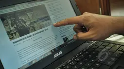 Warga melihat salah satu website yang belum diblokir oleh Kemkominfo di Jakarta, Rabu (1/4/2015). Kemkominfo memblokir 22 situs/website bernuansa radikal yang diadukan oleh Badan Nasional Penanggulangan Terorisme (BNPT). (Liputan6.com/Faizal Fanani)