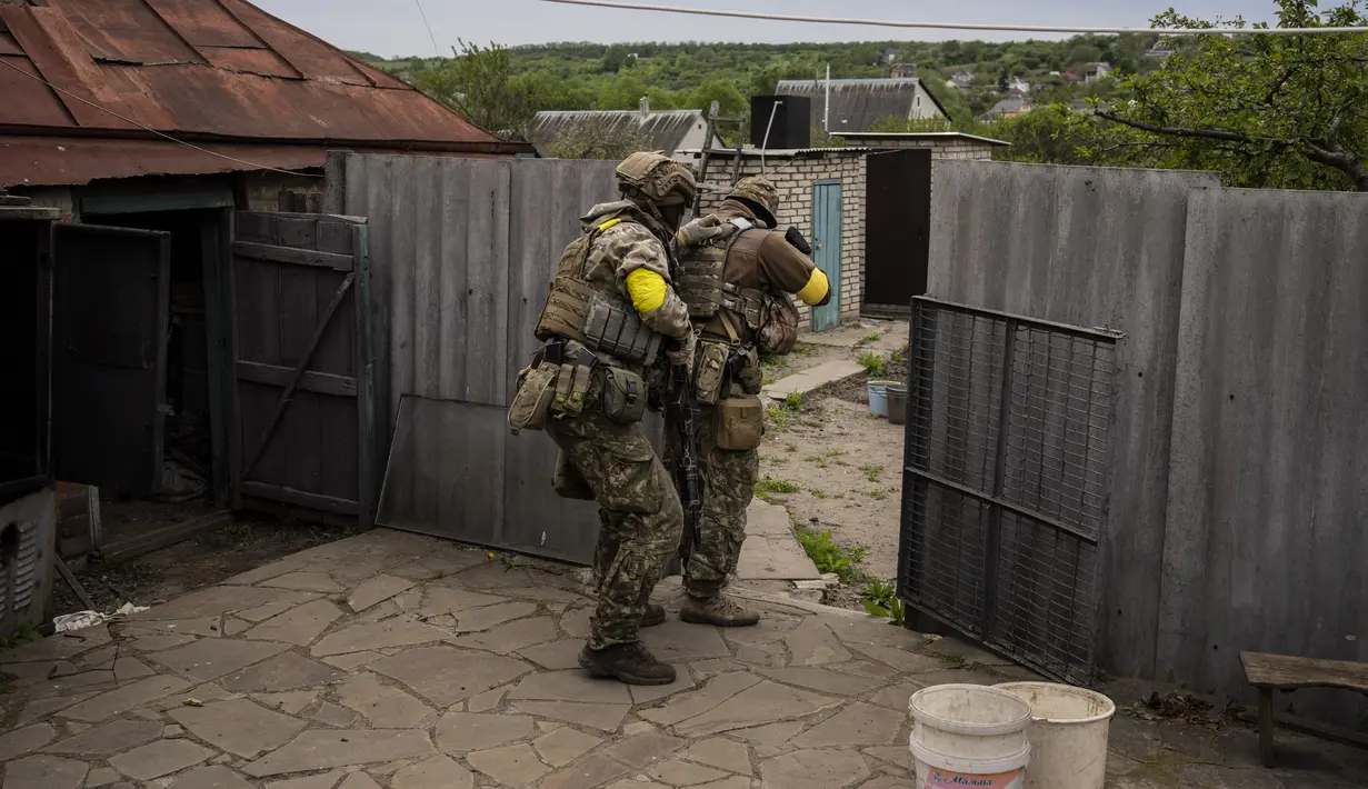 <p>Tentara Garda Nasional Ukraina mengambil posisi selama misi pengintaian di sebuah desa yang baru saja direbut kembali di pinggiran Kharkiv, Ukraina timur, Sabtu, 14 Mei 2022. Militer Ukraina membuat pernyataan pada Selasa (10/5) bahwa pasukannya telah merebut kembali desa-desa dari pasukan Rusia di utara dan timur laut Kharkiv. (AP Photo/Bernat Armangue)</p>
