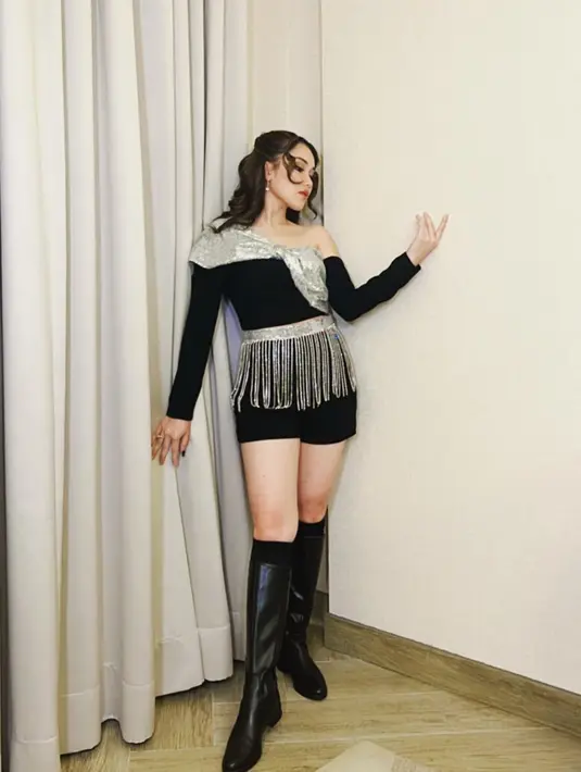 Bahkan beberapa fans juga menyebut gaya Ayu Ting Ting mirip dengan Jennie BLACKPINK. [Instagram @ayutingting92]