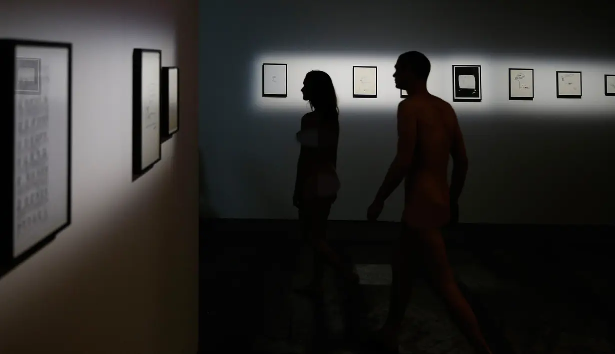 Pengunjung melihat koleksi pada pameran 'Discorde, Fille de la Nuit' di museum Palais de Tokyo di Paris, 5 Mei 2018. Museum ini menjadi museum pertama yang mendapati kunjungan khusus dari kaum nudis atau telanjang. (AFP/GEOFFROY VAN DER HASSELT)
