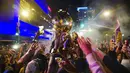 Tangan para fans LA Lakers berusaha menggapai trofi saat merayakan gelar juara NBA 2020 di Los Angeles, Senin (12/10/2020). LA Lakers menjuara NBA 2020 setelah mengalahkan Miami Heat dengan skor 106-93 dalam final gim ke enam. (AP Photo/Jintak Han)