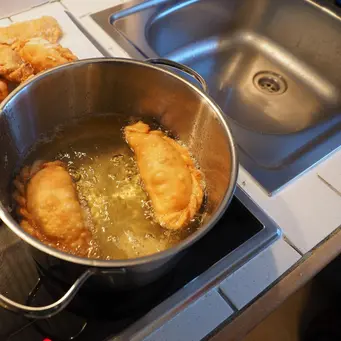 Ilustrasi memasak makanan dengan minyak goreng yang harganya semakin mahal. /pixabay.com Hans