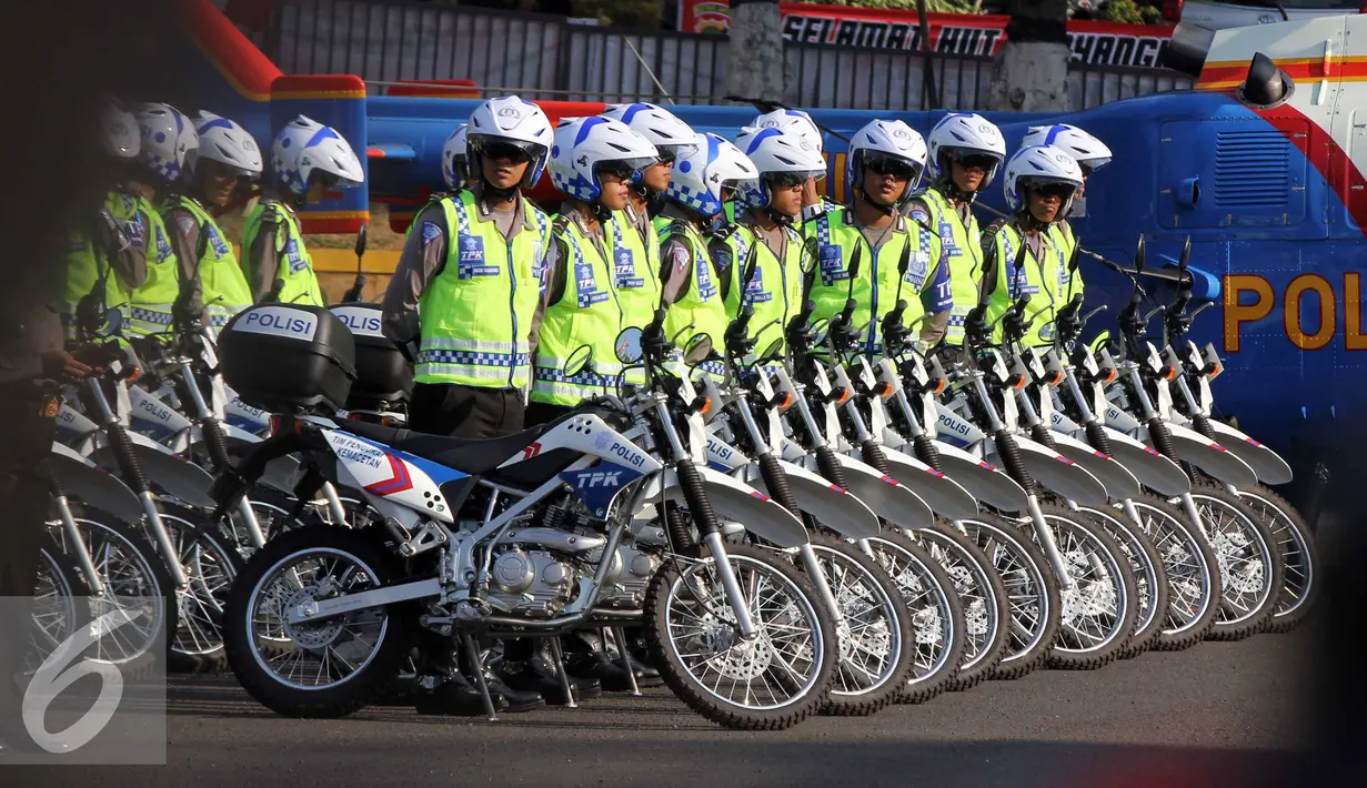 Anggota satuan lalu lintas bersama kendaraan patroli siap melaksanakan tugas usai Apel Pasukan Operasi Ketupat Jaya 2015 di Mapolda Metro Jaya, Jakarta, Kamis (9/7/2015). Selama 16 hari Operasi Ketupat 2015 akan dilaksanakan.(Liputan6.com/Helmi Afandi)