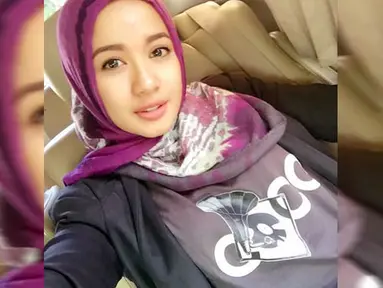 Aktris cantik Laudya Cynthia Bella kini terlihat memesona dengan mengenakan jilbab. (instagram.com/laudyacynthiabella)