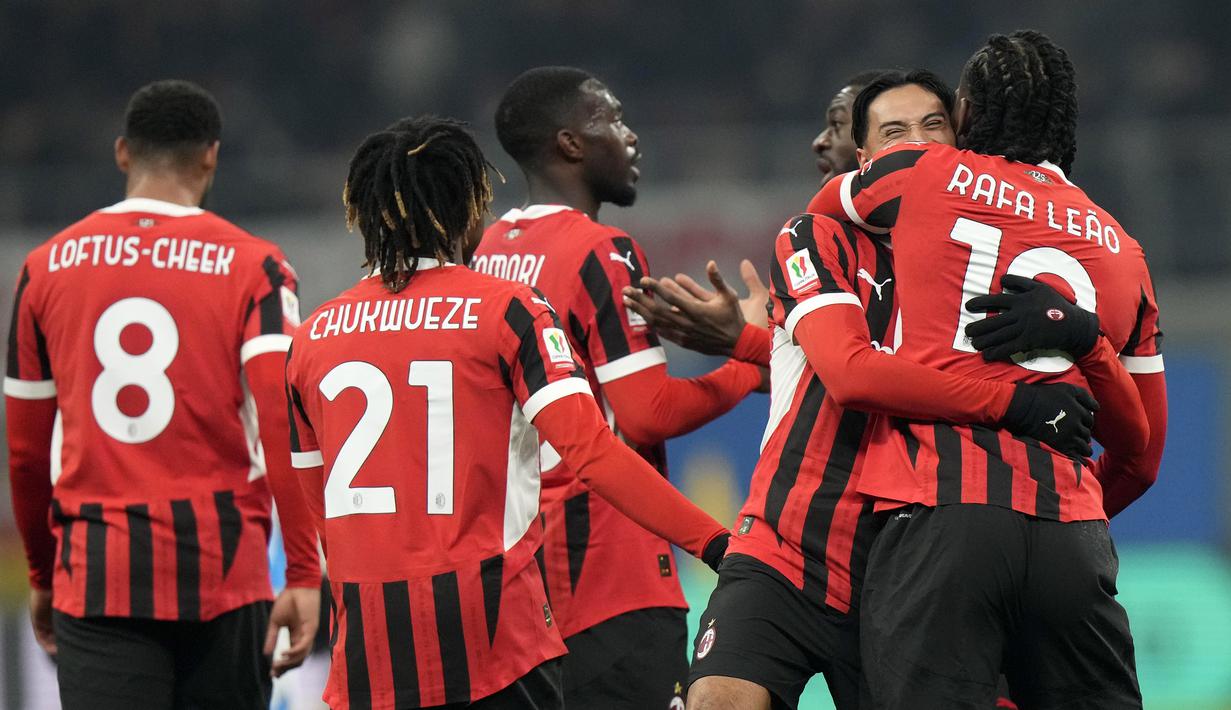 Pemain AC Milan, Tijjani Reijnders (kedua kanan) memeluk Rafael Leao (kanan) saat merayakan golnya ke gawang Sassuolo pada laga lanjutan Liga Italia 2024/2025 yang berlangsung di San Siro, Milan, Italia, Rabu (04/12/2024) dini hari WIB. (AP Photo/Luca Bruno)