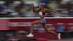 Atlet Venezuela Yulimar Rojas berlaga pada final lompat jangkit putri Olimpiade Tokyo 2020 di Tokyo, Jepang, Minggu (1/8/2021). Wanita berusia 25 tahun ini meraih emas cabang olahraga atletik Olimpiade Tokyo 2020. (AP Photo/David J. Phillip)