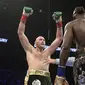 Tyson Fury (kiri) mengejek Deontay Wilder dalam pertarungan tinju kelas berat WBC di Staples Center, Los Angeles, Minggu (2/12/2018) pagi WIB. (Foto AP / Mark J. Terrill)