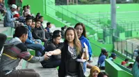 Eva Gonzales bersama buah hatinya membagi takjil jelang buka puasa di Stadion Gajayana, Malang, Rabu (8/6/2016). (Bola.com/Iwan Setiawan)