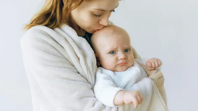 3. Gendong Menghadap ke Luar (Front Facing Out)