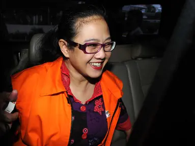 Anggota Komisi V DPR RI, Damayanti Wisnu Putranti (DWP) tersenyum usai menjalani pemeriksaan KPK, Jakarta, Senin (21/3). Kedatangan DWP untuk keperluan proses administrasi dengan penyidik KPK. (Liputan6.com/Helmi Afandi)