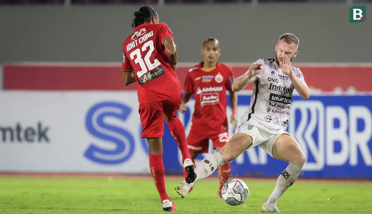 Babak kedua dimulai dengan kedua tim sama-sama ingin tampil menyerang. (Bola.com/Bagaskara Lazuardi)