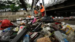 Tumpukan sampah yang berhasil diangkat petugas UPK Badan Air Dinas Kebersihan DKI Jakarta dari badan Kali Ciliwung Kwitang, Jakarta, Senin (10/10). Setiap harinya sekitar 90-220 ton sampah diangkat dari badan air. (Liputan6.com/Helmi Fithriansyah)