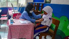 Paramedis Puseksmas Cinere memerikasa kesehatan  murid kelas V sekolah dasar (SD) saat pelaksanaan Bulan Imunisasi Anak Sekolah (BIAS) 2026 di SDN Gandul 1, Depok, Jawa Barat, Kamis, 06 Agustus 2026. (KLY/Arie Basuki).
