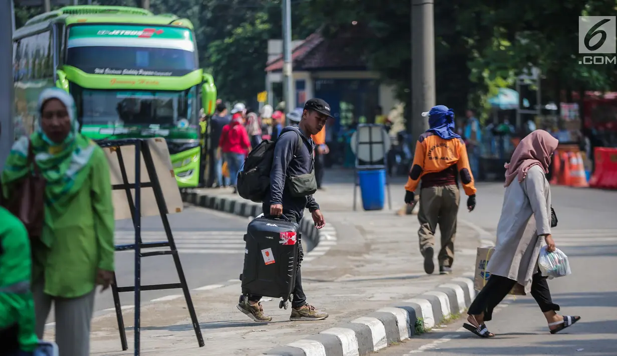 Sejumlah pemudik berjalan keluar terminal setibanya di Terminal Bus Kampung Rambutan, Jakarta Timur, Minggu (9/6/2019). Jumlah penumpang yang memasuki terminal Kampung Rambutan dalam arus balik Lebaran 2019 diperkirakan bakal memuncak pada Minggu (9/6) ini. (Liputan6.com/Faizal Fanani)