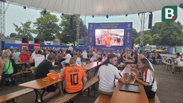 Suporter dan warga berteduh di foodcourt Olympiapark, Munchen, Jerman