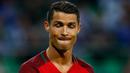 Gelandang Portugal, Cristiano Ronaldo terlihat sedih usai pertandingan melawan Islandia di Grup F Euro 2016 di Stade Geoffroy-Guichard, Prancis, Selasa (14/6). Islandia berhasil tahan imbang Portugal 1-1. (REUTERS/Jason Cairnduff)