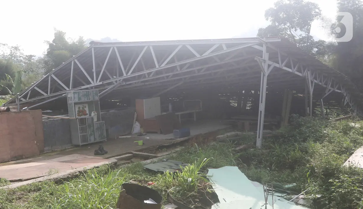 Sebuah rumah yang rusak akibat pergeseran tanah di kawasan Bojong Koneng, Babakan Madang, Kabupaten Bogor, Jawa Barat, Jumat (16/9/2022). Badan Penanggulangan Bencana Daerah (BPBD) setempat mencatat 18 unit rumah mengalami kerusakan, dan pergeseran tanah itu menyebabkan retakan-retakan di tanah, dinding, plafon dan lantai rumah warga serta akses jalan sudah tidak bisa dilewati oleh kendaraan roda dua dan roda empat. (Liputan6.com/Herman Zakharia)