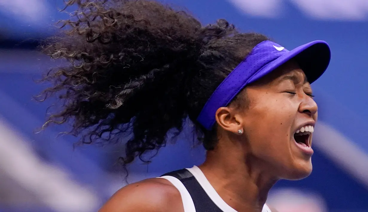 Reaksi petenis Jepang Naomi Osaka saat menghadapi Victoria Azarenka dari Belarusia pada laga final AS Terbuka di Arthur Ashe Stadium, New York, Sabtu (12/9/2020). Naomi Osaka menjadi juara AS Terbuka 2020 lewat pertarungan tiga game dengan skor 1-6, 6-3, 6-3. (AP/Seth Wenig)