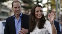  Pangeran William dan Kate Middleton melambaikan tangan kepada warga Sydney yang terus meneriakkan namanya, Pantai Utara Sydney, Jumat (18/04/2014) (AFP Photo/Jason Reed).