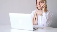 Ilustrasi Menelpon Credit: pexels.com/Anna
