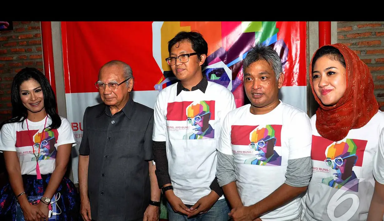 Emil Salim dan Komunitas pecinta Film berpose bersama usai Diskusi dan pencanangan gerakan Muhammad Hatta: Bung, Ayo Bung! Berbuat,Tumbuh dan Berdaulat, Jakarta, Rabu (20/8/2014) (Liputan6.com/Miftahul Hayat)